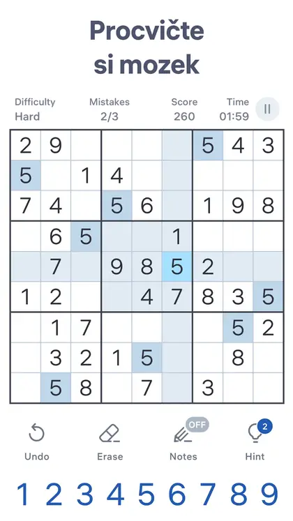 Rozehraná mřížka v aplikaci Sudoku.com s panelem pro poznámky a nápovědu